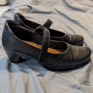 Sz 38 Naot Black Mary Jane's